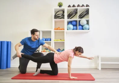 the-pilates-instructor-gives-indications-on-how-to-2022-04-08-18-58-31-utc_02 the-pilates-instructor-gives-indications-on-how-to-2022-04-08-18-58-31-utc_02